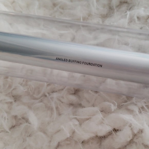 It Cosmetics Angled Buffing Brush - Picture 3 of 3